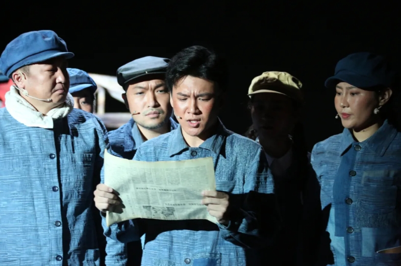 标题：话剧《雷锋的故事》昨晚上演，以雷锋精神点亮雷锋纪念日
点击数：557
发表时间：2025-03-06
